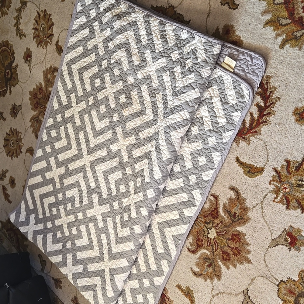 Queen Size Adrienne Vittadini Reversalable Grey geometric design bedspread/quilt - Picture 2 of 6